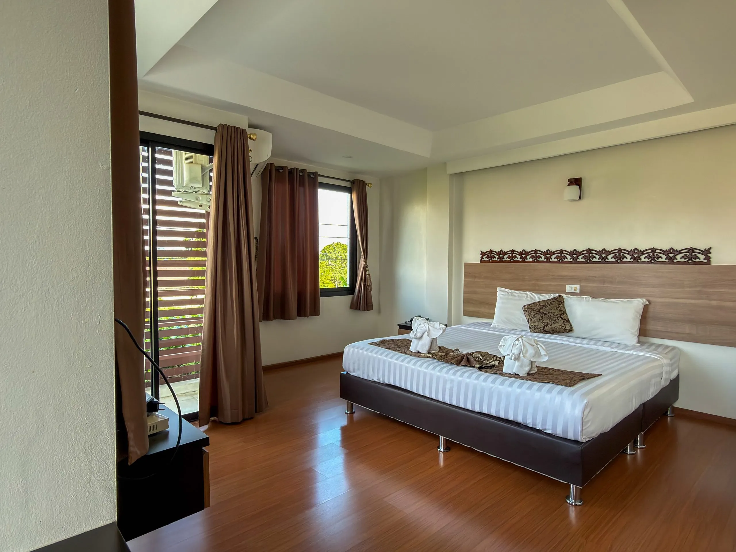 Bright Superior room with a king bed and the balcony door