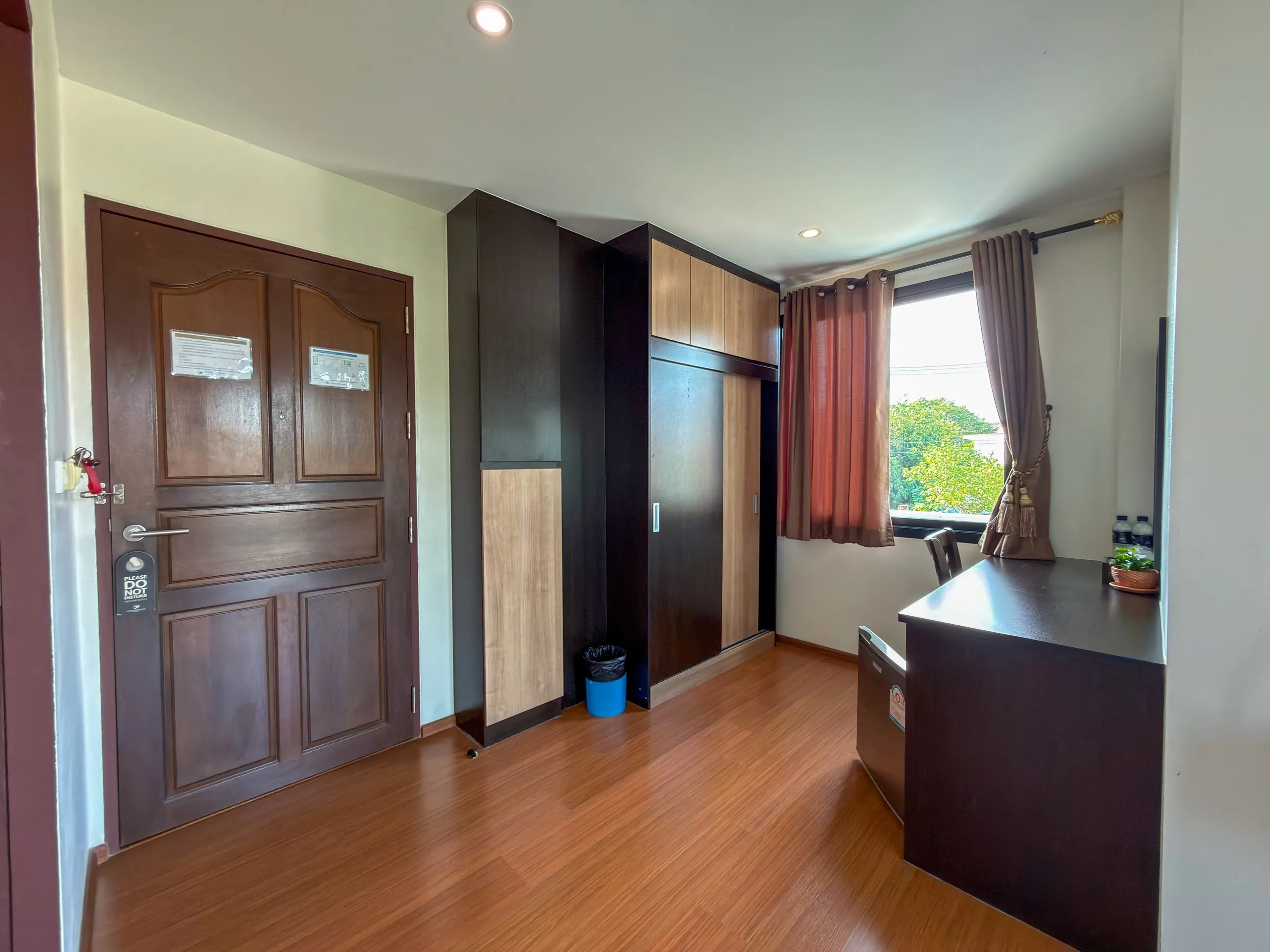Superior King room: entrance door, wardrobe, work desk and window
